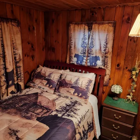 Charming 2-bedroom  lakefront cabin in delightful Phillip,WI