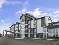 Microtel Inn & Suites by Wyndham Whitecourt - ที่มีที่จอดรถ