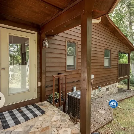 Charming 2-bedroom house in  Franklin NC with  Bonus apartment above the garage