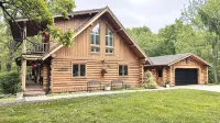 Serene Private Luxury Escape w/Beautiful Porches, Spa Patio & Fun Game Rooms - con encanto