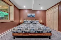 NEW 4-bedroom home, private, hot tub, fenced yard, pet friendly - 부티크