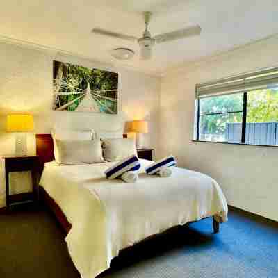 2-Bedroom Apartment, Steps from the Beach & Shops Rooms
