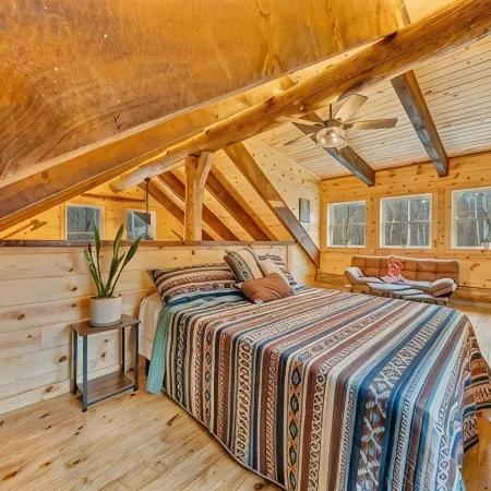 Real Log Cabin w/ Trout Pond close to Mcaffee Knob, Dragons tooth, Tinker Cliffs Отели в г. Ботетот