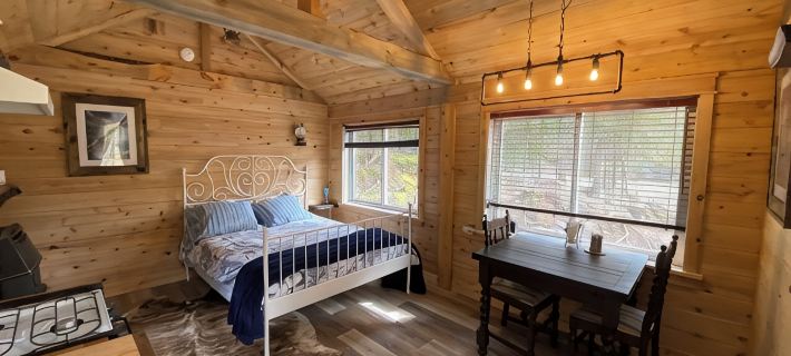 White Pine Acres Cozy couples cabin in lanark private on a large pond & pines Hôtels à&nbsp;: Comté de Lanark