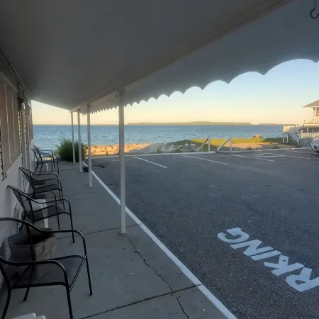 Bayview Lakefront Inn