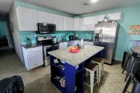 Steps to Beach - Spacious 2BR + Arcade & Resort Backyard - บังกะโล