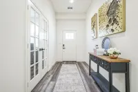 New  3BR by Hospital & Lake Granbury w/Starlink internet,local pool,4-80in  TVs