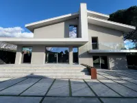 Luxury Villa Gated Parking EV Charge 7Min to Duomo