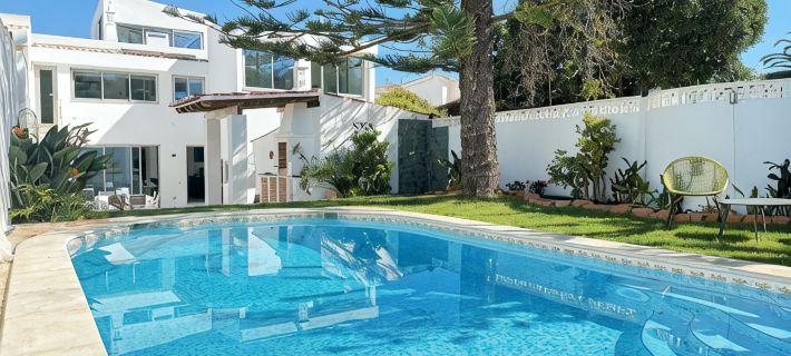 Luxury Villa Steps from the Beach | Heated Pool, Ocean Views & Rooftop Lounge ルスのホテル