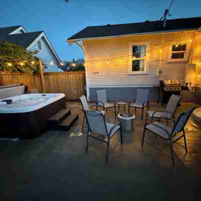 Birdy Bungalow-3BR, hot tub, near Olympic NP, AC, Wifi Fitness & Recreational Facilities