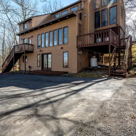 Modern Rustic Lodge! 2 min. walk to Ski Slopes, 6TVs, Linens, WiFi, A/C, Firepit