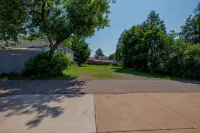 Atv-snowmobile Trail, Close to Marquette, Parking, 9 bedrooms, sleeps 18 People. - Homestays