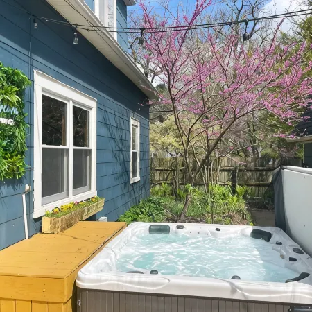 Blue Dream in Yellow Springs: hot tub, sauna, fireplace. Near downtown.