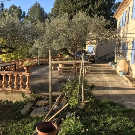 Charming country house in the Provencal countryside among vineyards and olive trees