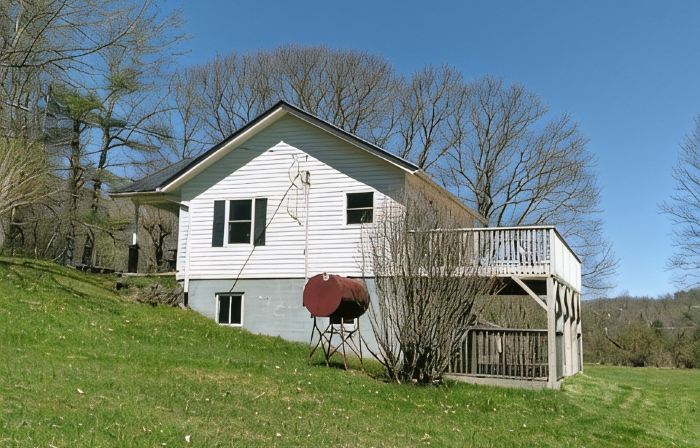 Nicely located, Cozy, PET Friendly cottage in beautiful Lake Toxaway, NC
