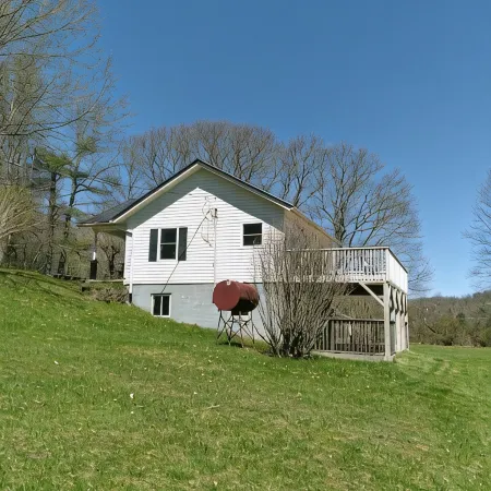 Nicely located, Cozy, PET Friendly cottage in beautiful Lake Toxaway, NC