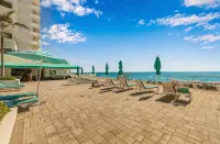 Luxury Beachfront Condo • 2 Parking • Fast WiFi • Walk to Dining & Shops - Jacuzzi