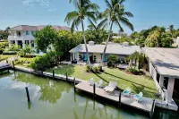 Beautiful canal front unit!See manatees playing from your living room.Cabana #12