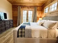 NEW LOG HOME in Hendersonville with fireplace, fire pit and Hot Tub - balcony