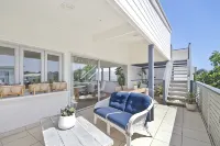 Beachside Retreat: Casuarina | Quick Walk to Beach & Near Osteria Weddings