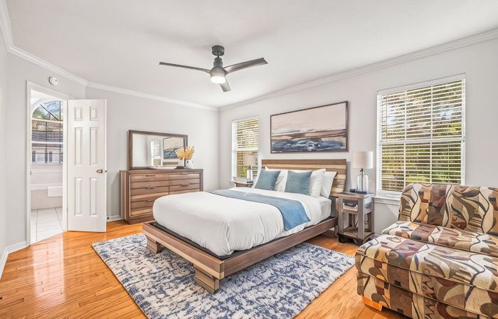 Discover Daphne's mystery cottage: Golf Course, Yacht Club, pool retreat!