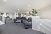 Quarry Hill Lookout ..... scenic views, luxurious amenities, relaxing atmosphere