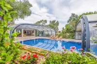 Entire villa with swimming pool and padel court, near the beach. 14 people. - Villaer