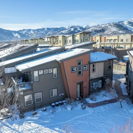 skiNewpark33: Walkable w/View, Deck, Hot Tub, Garage