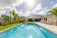 *PRACHING* The Luxury 8 person Villa Vista Lena in the neighborhood of Jan Thiel. See x1f3a5;! - Villas