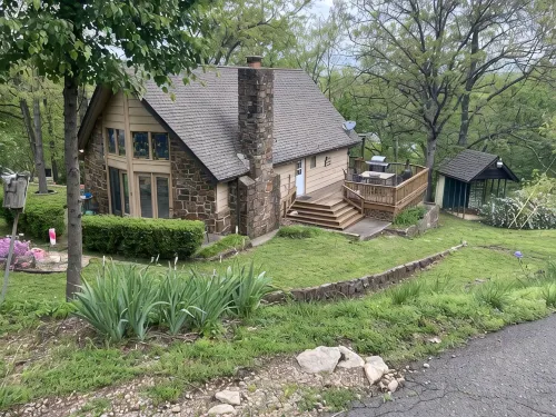 “Iris Cottage” - Cozy Cabin that Sleeps 10 - 3-Star