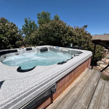 Beautiful cabin retreat with gorgeous views! Pet friendly with wide open spaces.