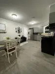 Cozy 2BR Lincoln House - Kitchenette