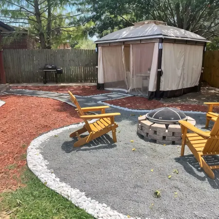 Cozy Hollyberry! With backyard getaway!