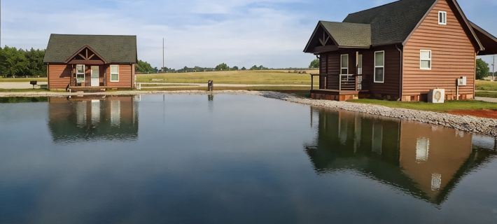 Cabin B by the Pond - King Bed - Swimming Pool コルバートのホテル