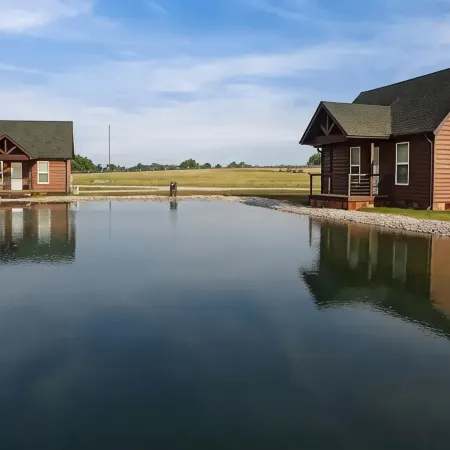 Cabin B by the Pond - King Bed - Swimming Pool Отели в г. Колберт