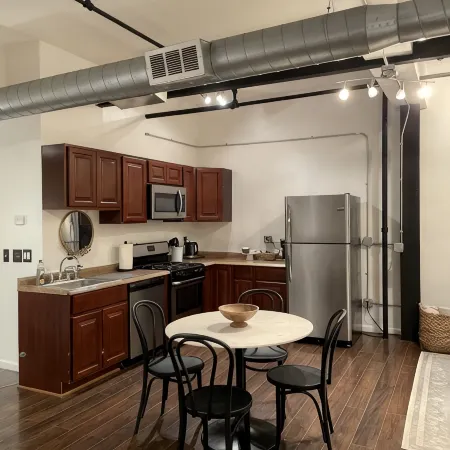 Spacious Loft in Historic Baggs Square