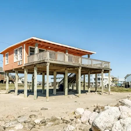 Shore House: Sand Beneath, Waves at Your Doorstep! Perfect deck for Sunrise!