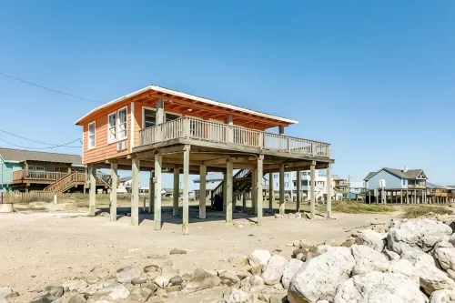 Shore House: Sand Beneath, Waves at Your Doorstep! Perfect deck for Sunrise! - WiFi