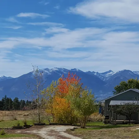 Peaceful Vacation Getaway, Private Yard, Hot Tub, 360 Views Clean & Cozy Cottage
