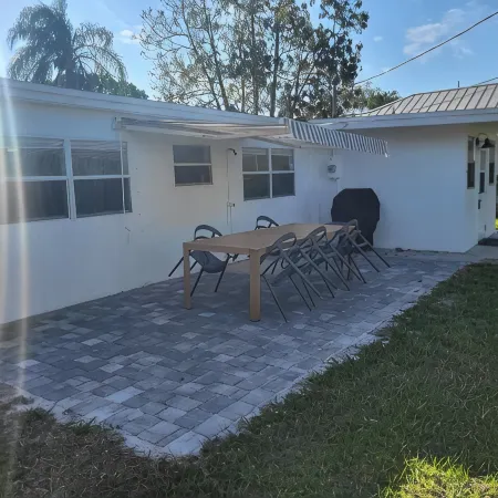 3-Bedroom-2 Full Bath Beach House Mnts to Central Beach & Downtown
