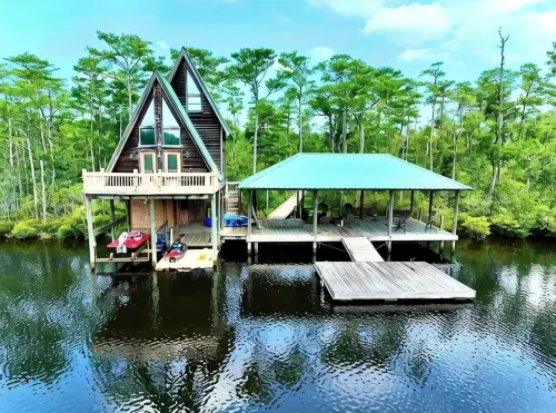 Secluded cabin on the water with jetski, hottub & kayak! Pets OK & early checkin - 4-نجوم
