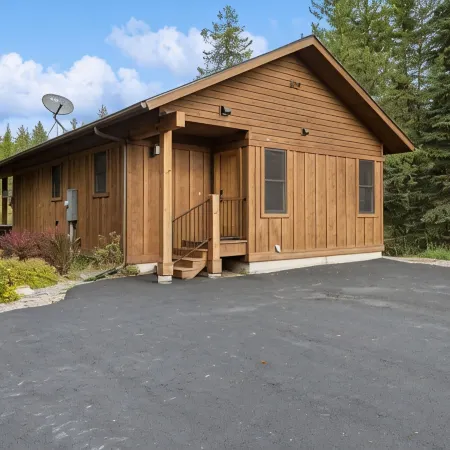 Secluded cabin with your own pond. Waterfront steps away. 30min to ski big mtn