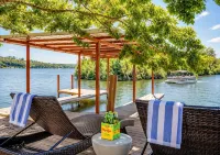4Br Granbury Lakefront Home w/ Hot Tub, Dock & Game Room - 4성급