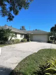 Spacious Family friendly home across from Lake Jackson, near downtown Sebring.