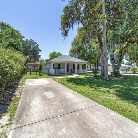 Newly renovated cottage walking distance to downtown Ocala square. Quiet street.