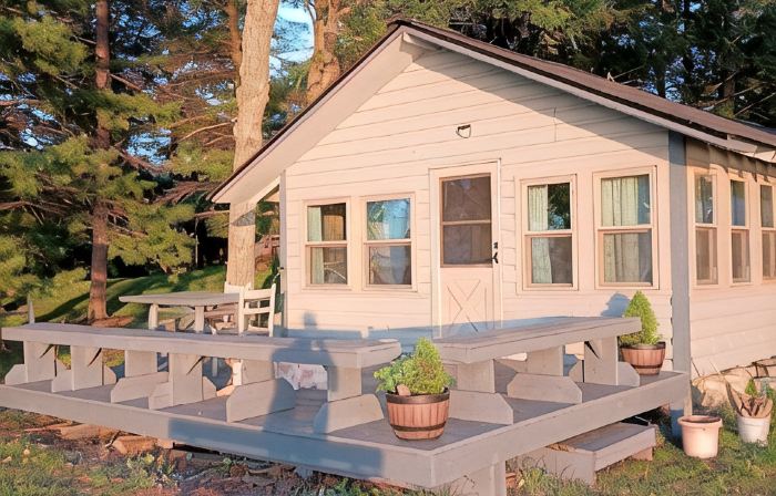 Waterfront Modernized Rustic Log Cabin on Indian Lake, Manistique, MI