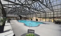 Storybook Bear Cabin Near Dollywood • 2Br + Kids Loft • Hot Tub • Resort Pool - Alphydda