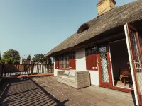 Charming Riverside Cottage - Ideal for Families & Groups, Pool, Gardens & River Hotels in Staines