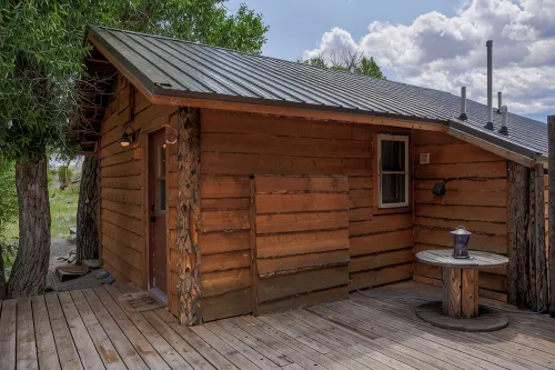 Charming riverfront 2-bedroom cabin in enchanting Dubois with WiFi - Chalets