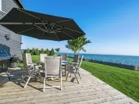 Black Swan: Beachfront Home w/ Year-Round Jacuzzi Hotele w: Hampton Bays